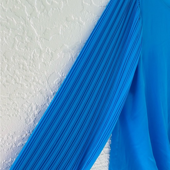NEW Elegant Vince  Camuto Blouse with pleated sleeves! - Picture 6 of 8